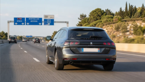 Vehicule-roulant-sur-lautoroute-francais